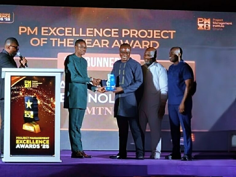 Bernard-Agblevor-Coordinator-Project-Fibre-Network-receiving-PM-Excellence-Project-of-the-Year-Award-768x576