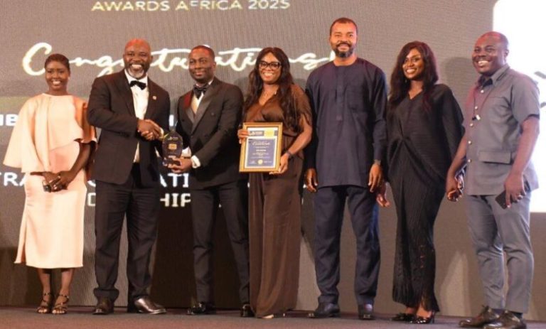 Jeremiah-Opoku-Manager-Investor-Relations-receiving-the-Overall-Best-Investor-Relations-Practice-Award-780x470