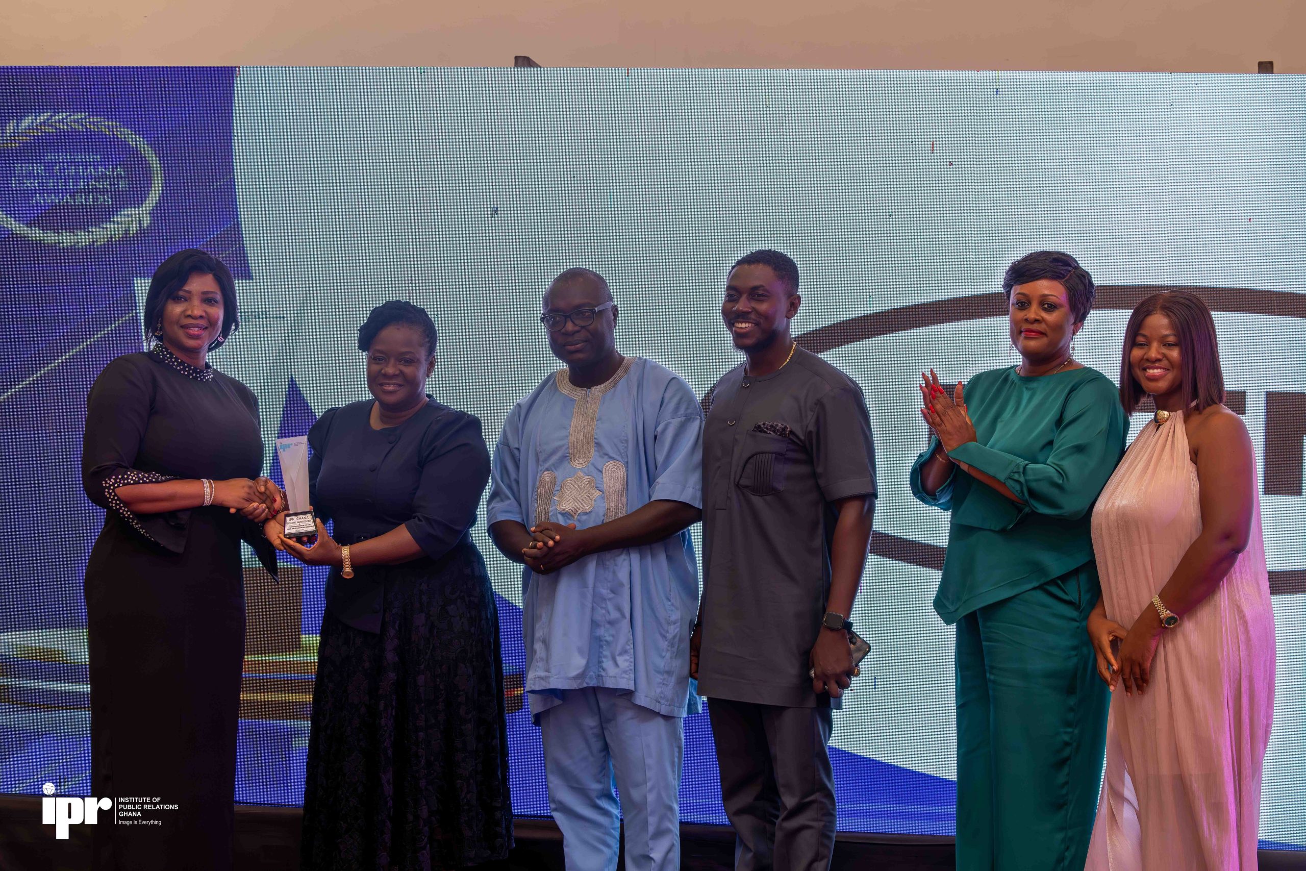 OliviaMifetu,CommunicationsAdvisorreceivingCorporateCommunicationsAwardonbehalfofMTNGhana(1)_copy_6141x4095_1